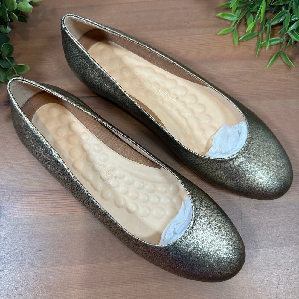 NWOT Walking Cradle Round Toe Gold Metallic Flats Size 6.5